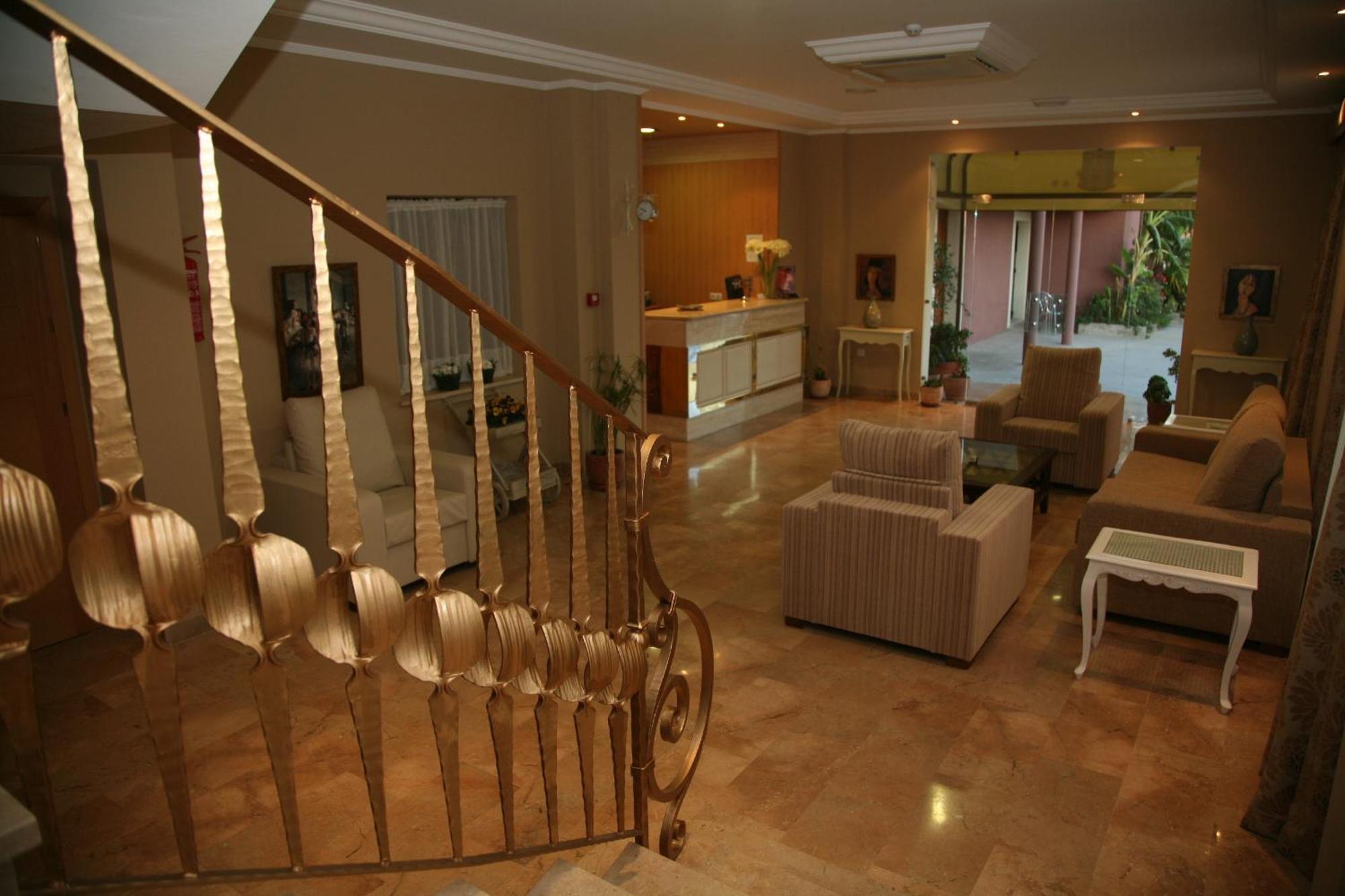Hotel Torre Del Oro La Rinconada ภายนอก รูปภาพ