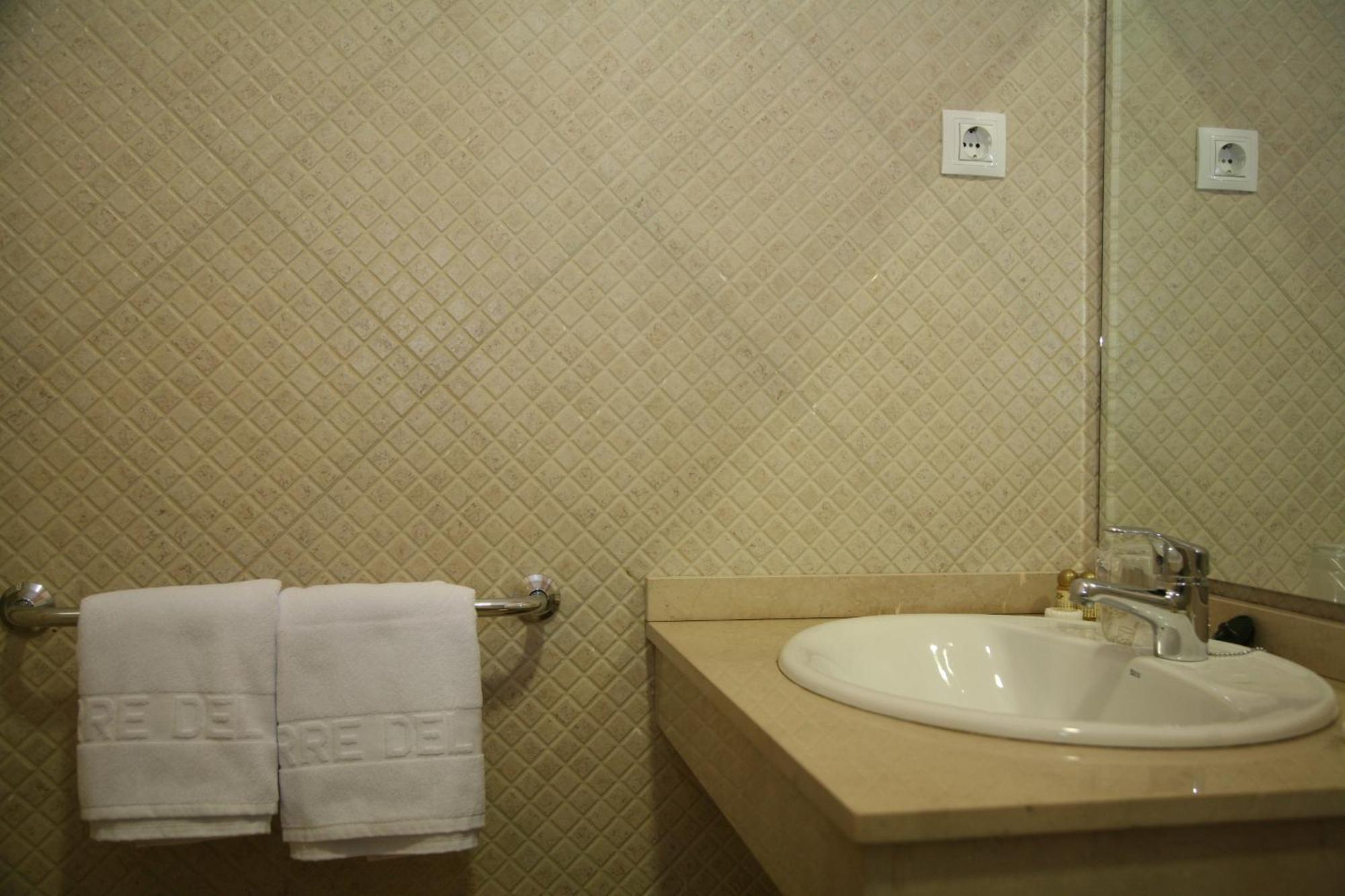 Hotel Torre Del Oro La Rinconada ภายนอก รูปภาพ